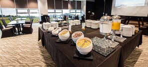 Daily continental breakfast (KRW 8000 per person)