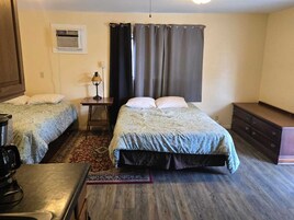 Cortinas blackout, wifi gratis y ropa de cama