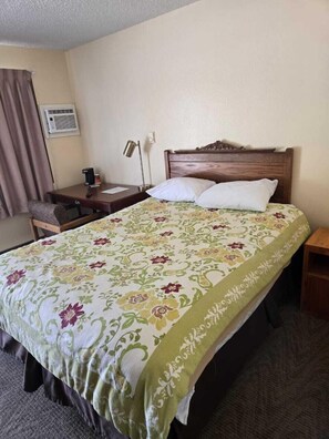 Quarto básico, 1 cama Queen | Cortinas blackout, Wi-Fi de cortesia, roupa de cama