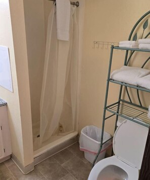 Dusche, kostenlose Toilettenartikel, Handtücher
