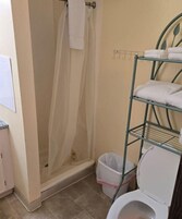 Ducha, artículos de tocador gratuitos, toallas, jabón