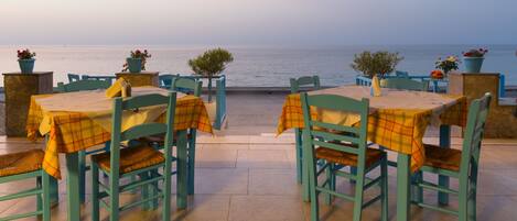 Petit déjeuner, déjeuner et dîner servis sur place, vue sur la plage