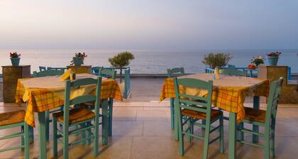 Socrates Apartments & Restaurant