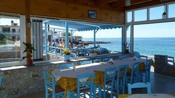 Der serveres morgenmad, frokost og aftensmad med havudsigt