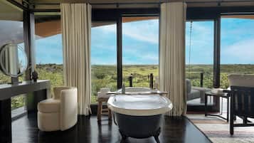 Deep soaking bathtub