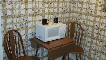 Refrigerador, microondas, parrilla de estufa y cafetera y tetera