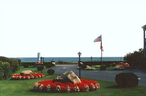 Property grounds - Long Beach Motor Inn (York Beach)