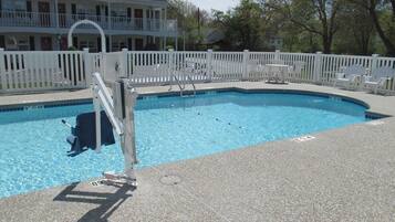 Piscina externa sazonal, funciona das 9h às 21h, guarda-sóis