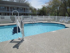 Piscina externa sazonal, funciona das 9h às 21h, guarda-sóis