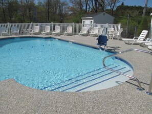 Außenpool (je nach Saison geöffnet), Sonnenschirme, Liegestühle