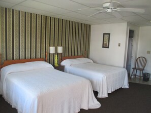 1 bedroom, individually decorated, free WiFi, bed sheets - Long Beach Motor Inn (York Beach)