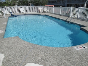 Seasonal outdoor pool, open 9 AM to 9 PM, pool umbrellas, sun loungers - Long Beach Motor Inn (York Beach)