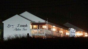 Fachada de la propiedad por la tarde o noche
