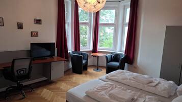 Habitació doble clàssica, 1 llit de matrimoni | Escriptori, wifi gratuïta i roba de llit