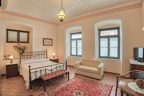 Phòng Suite Junior (Aphrodete) | Két bảo mật tại phòng, khu vực làm việc phù hợp cho laptop 