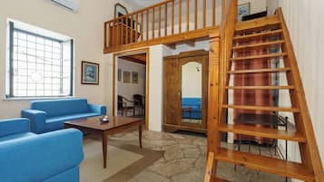 Family Studio (Olympia, Split Level) | In-room safe, laptop workspace, free WiFi, bed sheets