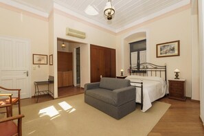 Phòng Suite Junior, ban công (Phaedra) | Két bảo mật tại phòng, khu vực làm việc phù hợp cho laptop 