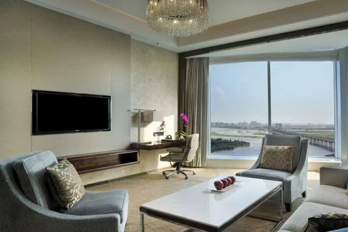 Premier Suite, 1 Bedroom | Premium bedding, down duvets, pillow-top beds, minibar