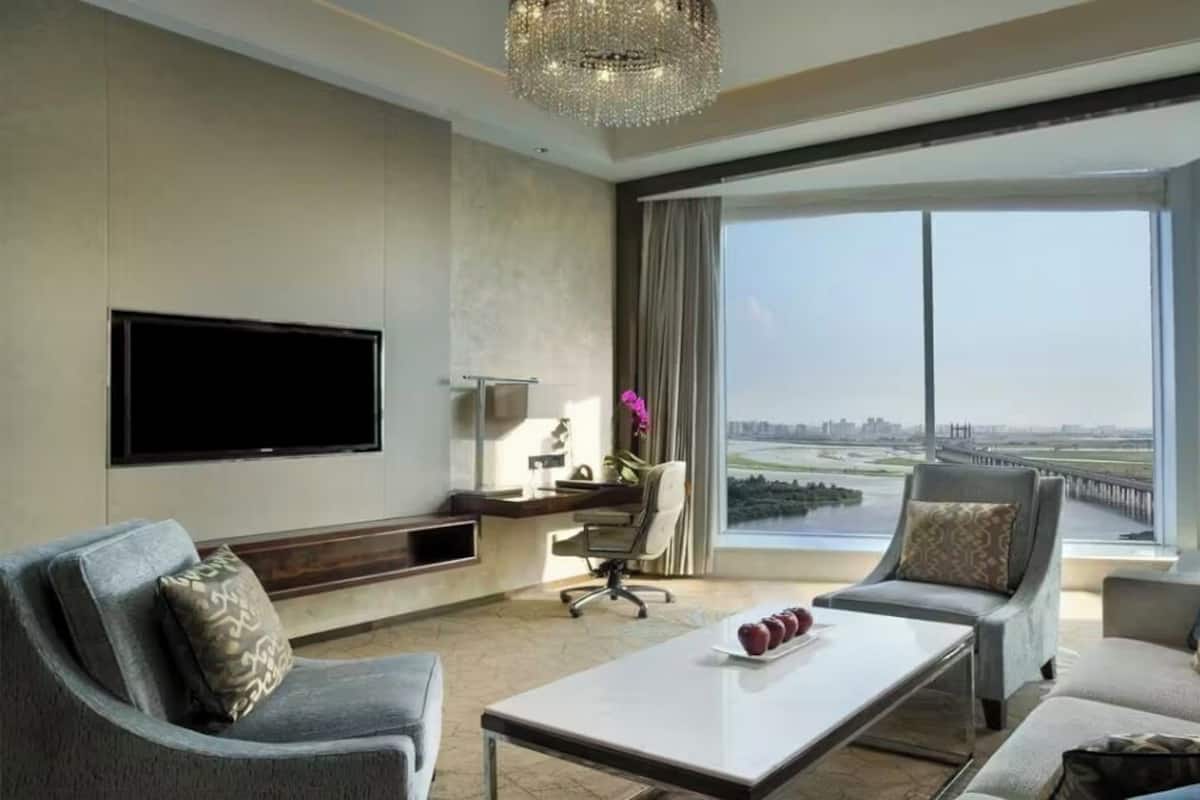 Premier Suite, 1 Bedroom | Premium bedding, down comforters, pillowtop beds, minibar