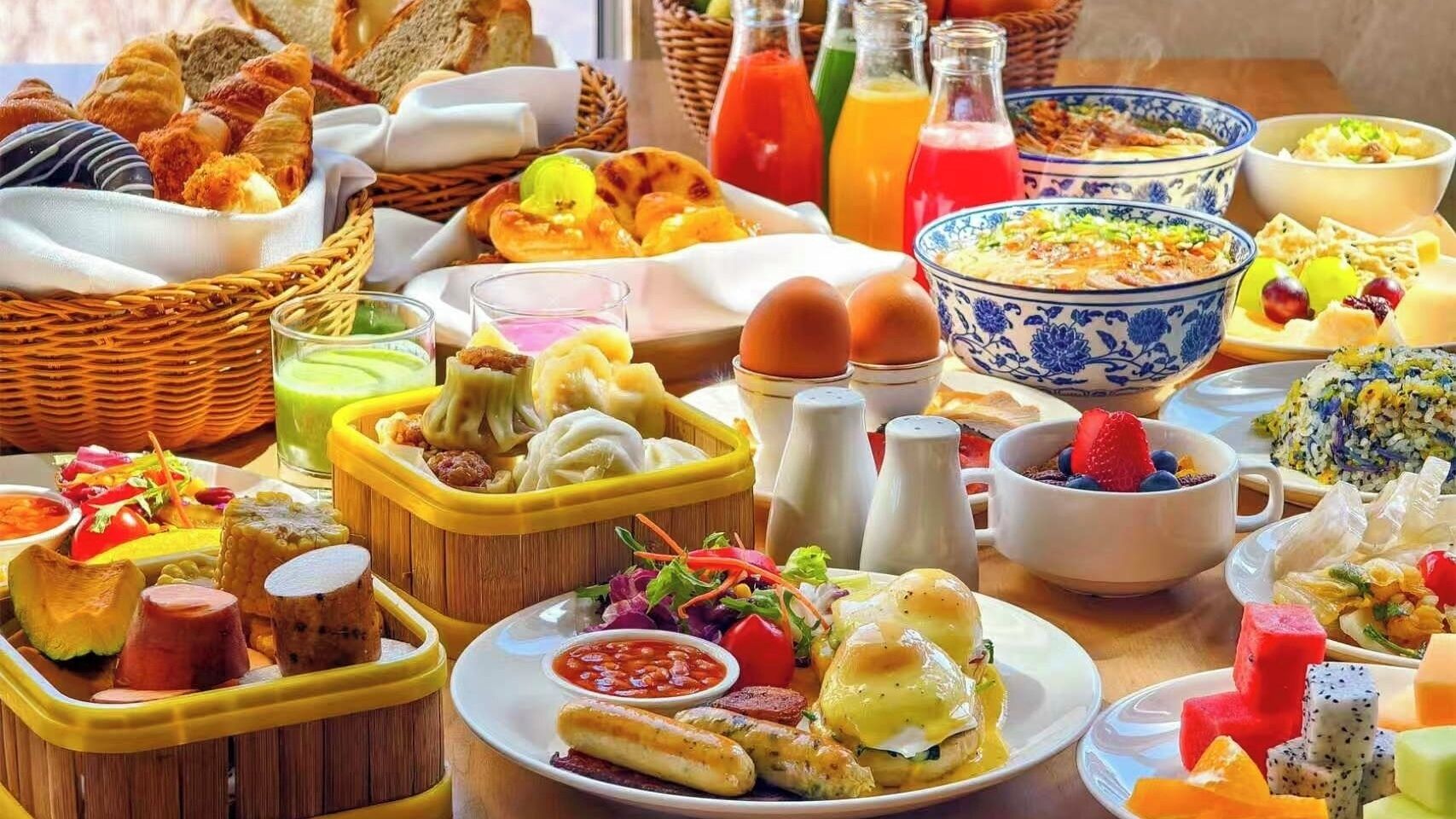 Variedad de alimentos y bebidas sobre una mesa, como pasteles, ensaladas y refrescos.