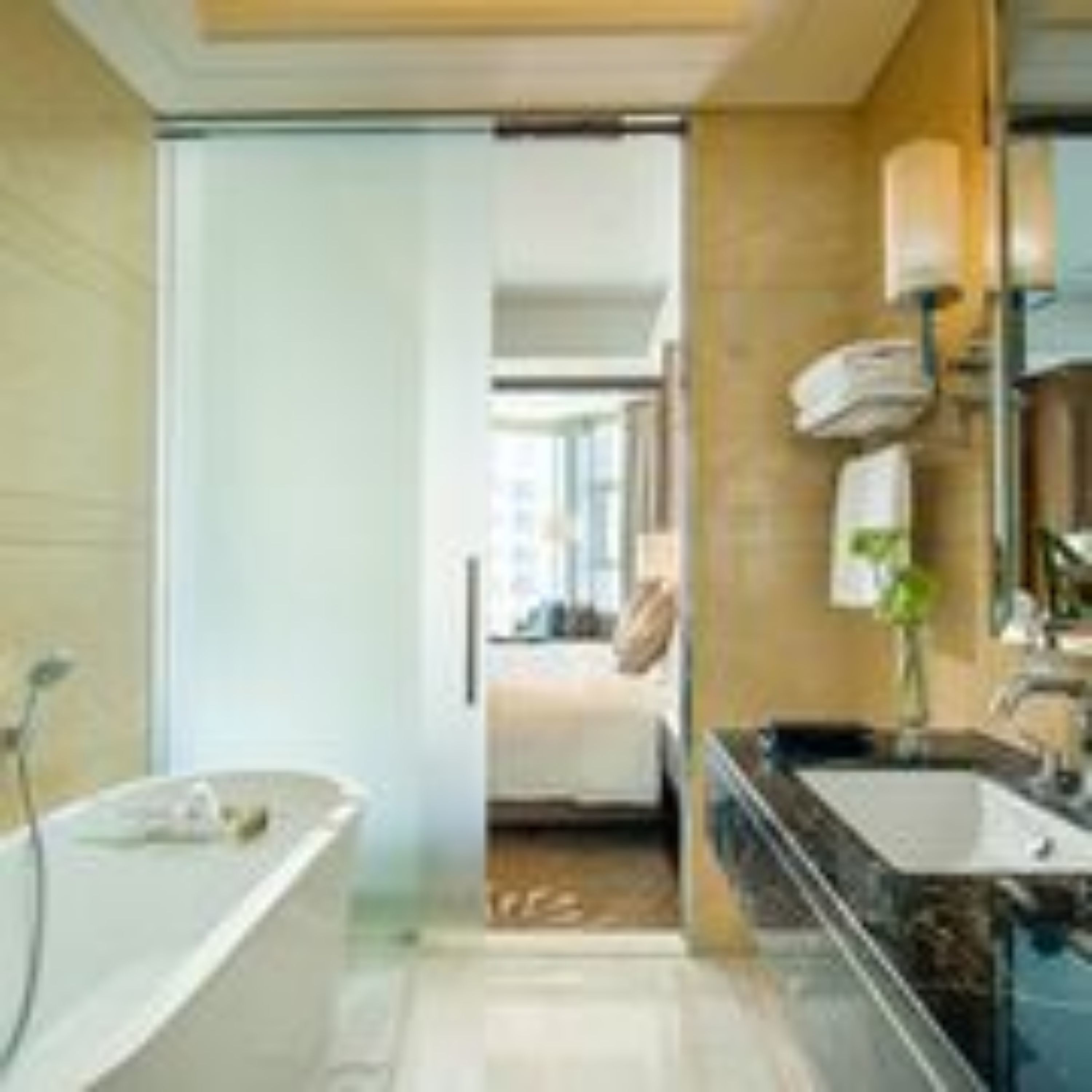 combined shower/bathtub, hydromassage showerhead, free toiletries