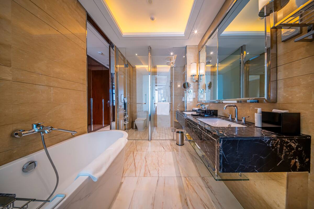 Deluxe Suite, 1 Bedroom | Premium bedding, down duvets, pillow-top beds, minibar