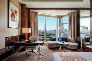 行政客房, 1 张特大床 | 起居区 | 平板电视