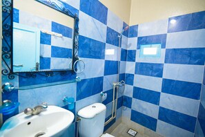 Triple Room | Bathroom | Shower, free toiletries, hair dryer, bidet