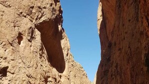 Un canyon aux reliefs rocheux et à l’étroit passage.