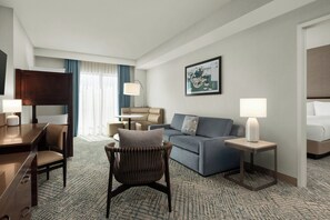 Premium bedding, in-room safe, desk, iron/ironing board - Courtyard by Marriott Anaheim Theme Park Entrance (Anaheim)