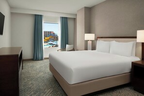 Premium bedding, in-room safe, desk, iron/ironing board - Courtyard by Marriott Anaheim Theme Park Entrance (Anaheim)