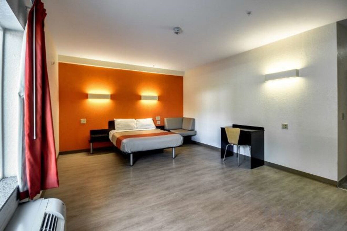 Iron/ironing board (on request), WiFi (free), bed sheets