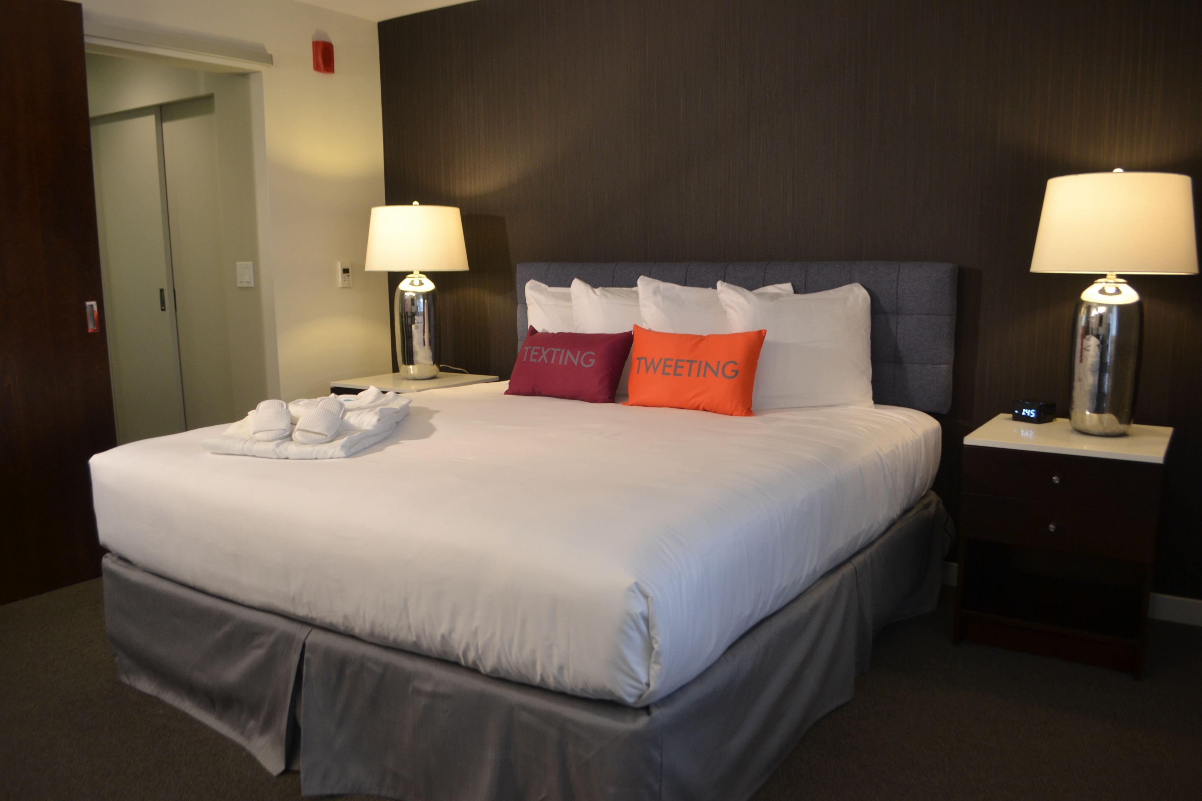 deluxe room, 1 king bed | premium bedding, in-room safe, desk, soundproofing