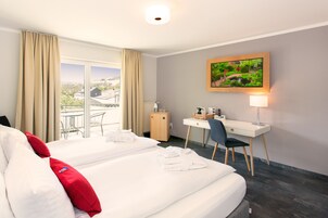 Quarto casal luxo, 1 quarto, sacada | Frigobar, escrivaninha, cortinas blackout, Wi-Fi de cortesia