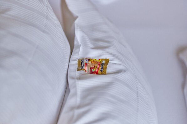 Una cama con un paquete de aperitivos.