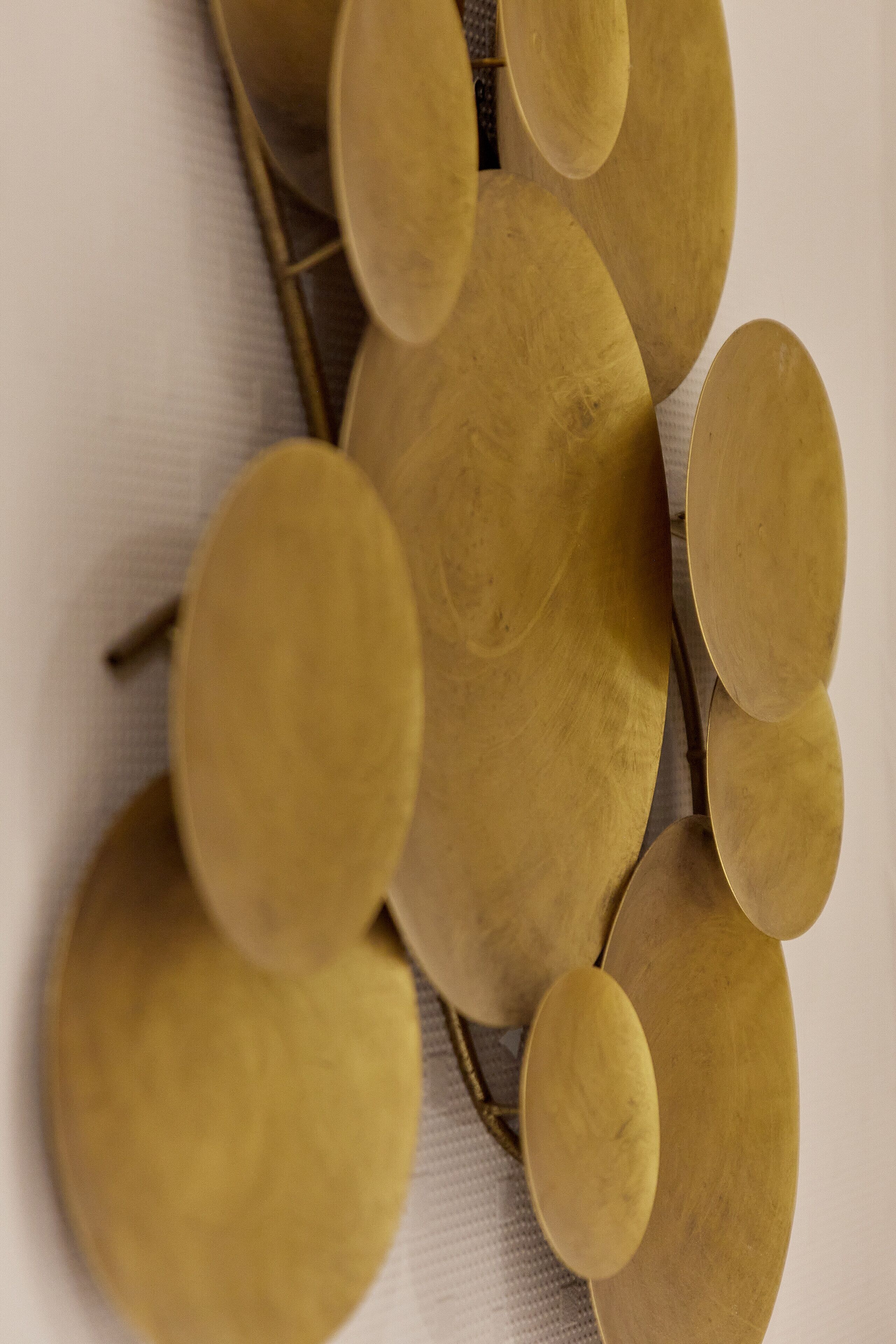 Primer plano de una composición decorativa con elementos circulares.