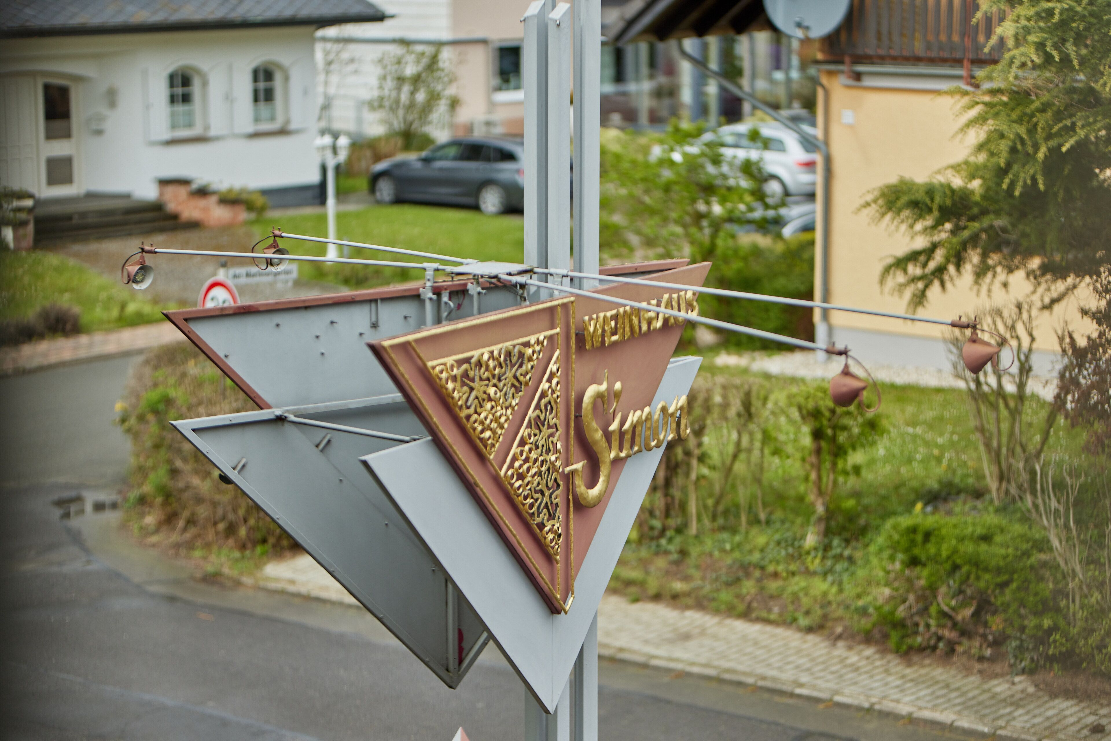Une enseigne portant les noms « Simon » et « Wienerwald », fixée sur une structure métallique.