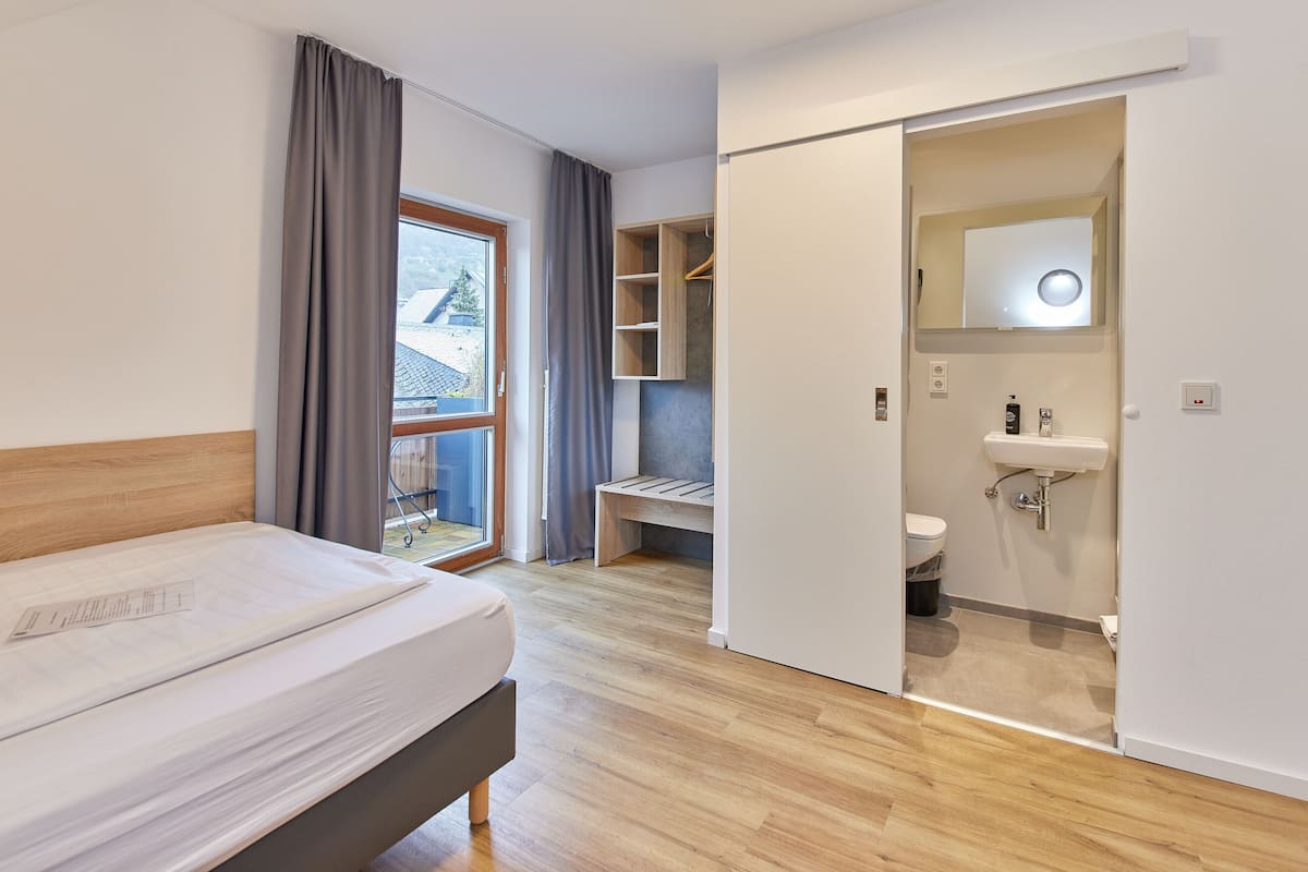 deluxe single room | 1 bedroom, minibar, desk, blackout curtains