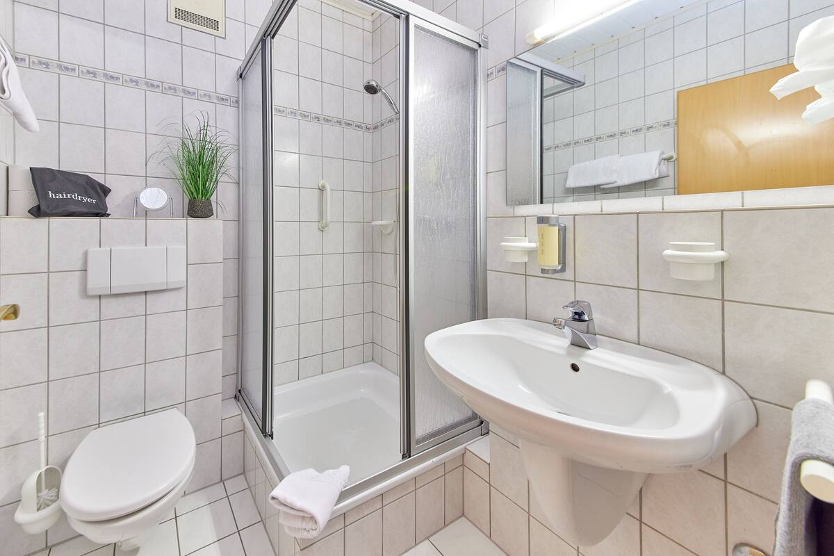 comfort double room, 1 bedroom, balcony, garden view | bathroom | shower, free toiletries, hair dryer, towels