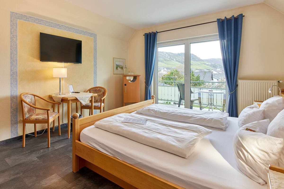 comfort double room, 1 bedroom, balcony, garden view | 1 bedroom, minibar, desk, blackout curtains