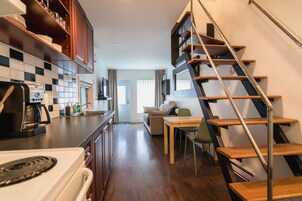 Házikó, privát fürdőszoba | Hangszigetelés, vasaló/vasalódeszka, ingyenes wifi és ágynemű