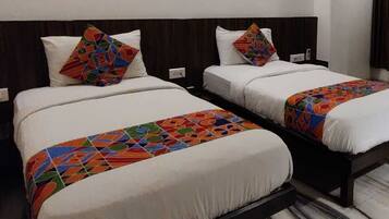 Executive Room, 1 Bedroom, Accessible, Smoking | Minibar, in-room safe, desk, iron/ironing board