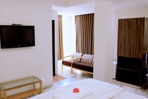 Minibar, in-room safe, desk, iron/ironing board - Hotel Grand Ambience (Ahmedabad)