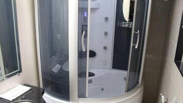 Combined shower/tub, free toiletries