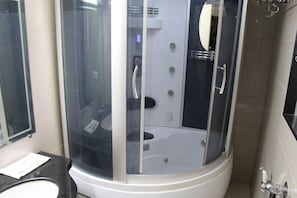 Combined shower/bathtub, free toiletries