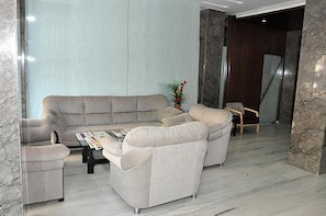 Coin salon dans le hall