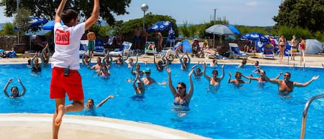 Una piscina al aire libre de temporada