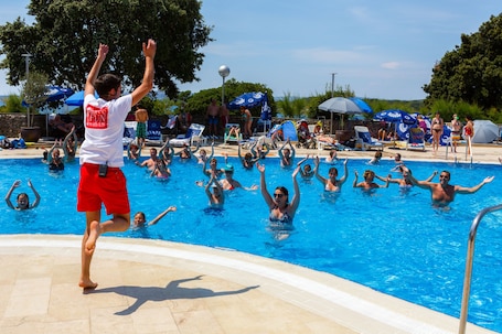 Una piscina al aire libre de temporada