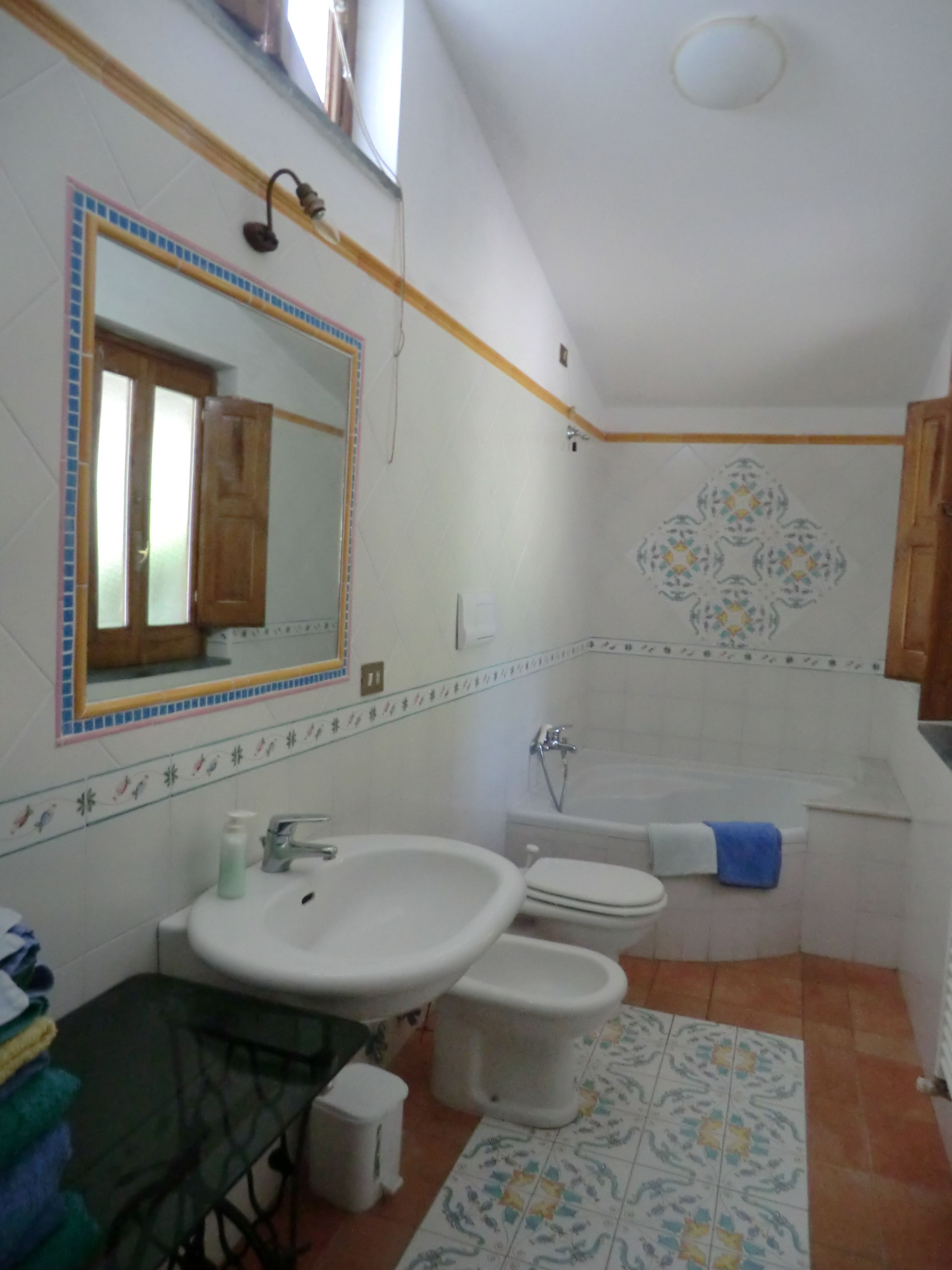 Driepersoonskamer | Badkamer |  milieuvriendelijk toiletgerief, een haardroger, badjassen, een bidet