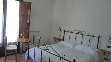 Camera doppia, balcone | 1 camera, biancheria da letto di alta qualità, una scrivania
